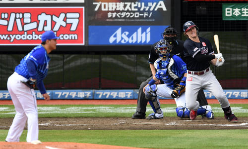楽天対DeNA 4回裏楽天1死満塁、三併殺打に倒れるディクソン（撮影・横山健太）