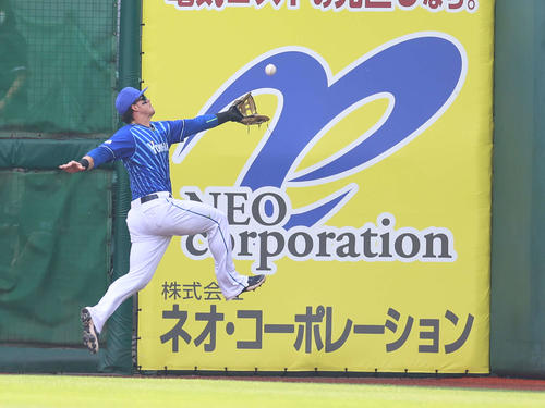 楽天対DeNA 5回裏楽天無死、太田の邪飛に飛びつくも惜しくも球がグラブからこぼれる右翼手のオースティン（撮影・河野匠）