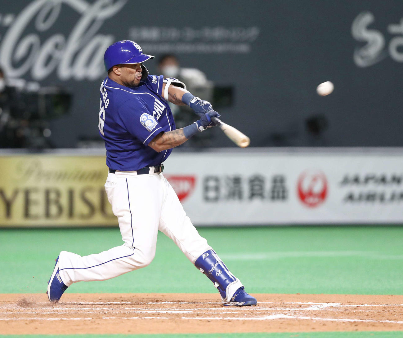 日本ハム対中日　8回表中日無死一塁、右中間に適時二塁打を放つビシエド（撮影・黒川智章）
