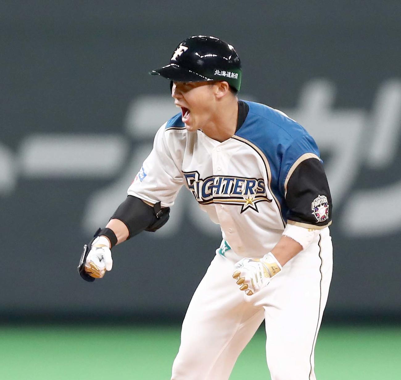 日本ハム対中日　6回裏日本ハム2死一、三塁、左中間に2点適時二塁打を放ち叫ぶ王柏融（撮影・黒川智章）