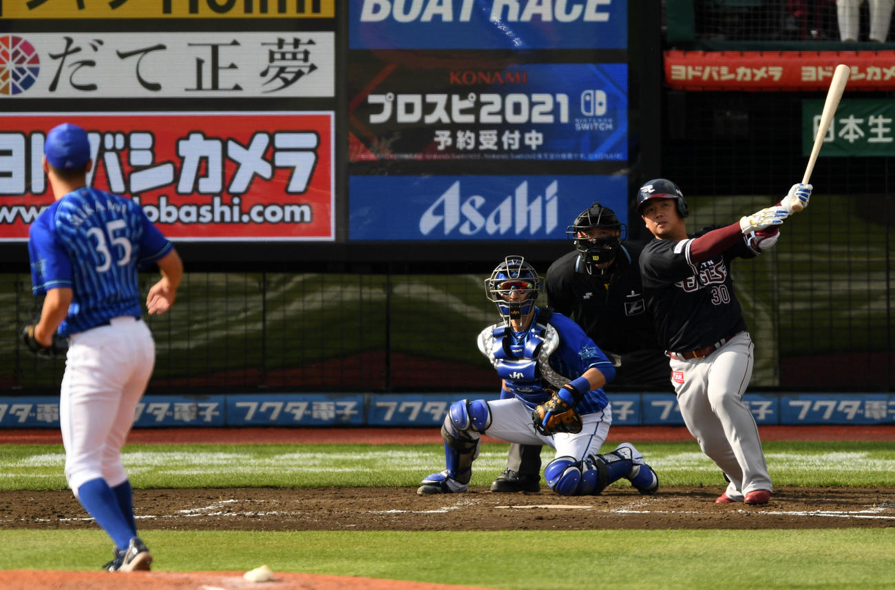 楽天対DeNA 7回裏楽天1死二塁、左前適時打を放つ横尾（撮影・横山健太）