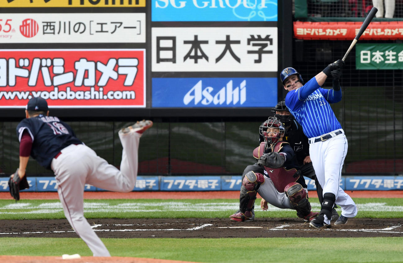 楽天対DeNA 6回表DeNA2死、左中間へ本塁打を放つオースティン（撮影・横山健太）