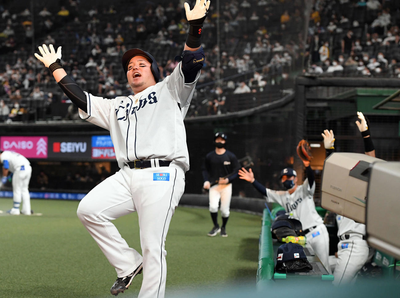 西武対阪神　2回裏西武1死、先制のソロ本塁打を放った山川は、笑顔で「どすこい」ポーズ（撮影・たえ見朱実）