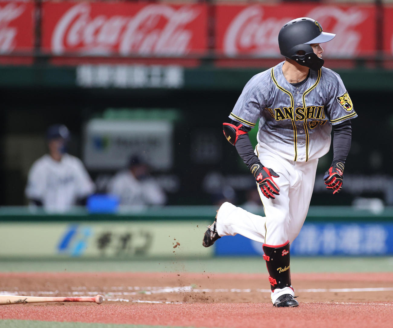 西武対阪神　3回表阪神2死、左前打を放つ中野（撮影・清水貴仁）