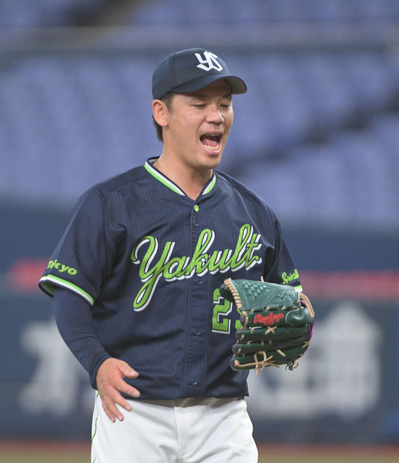 オリックス対ヤクルト　3回裏オリックス1死満塁、ピンチを併殺で切り抜け雄叫び上げる小川（撮影・渦原淳）