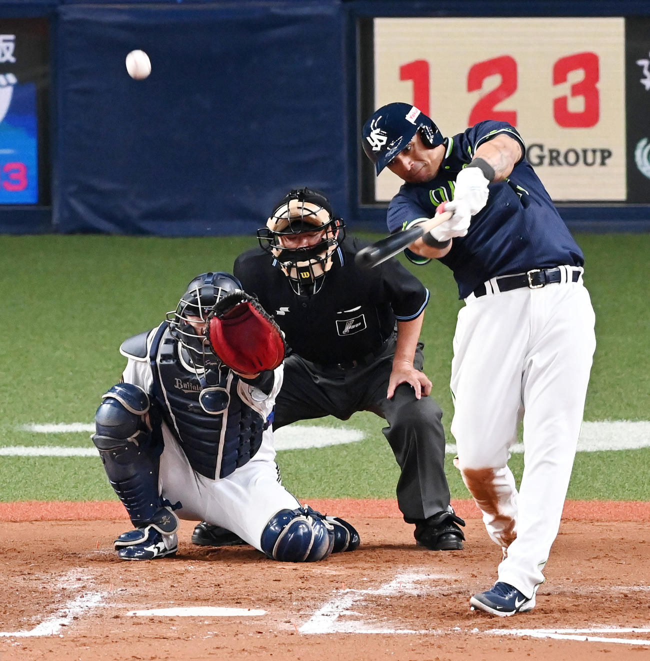オリックス対ヤクルト　8回表ヤクルト無死、オスナは中越え本塁打を放つ（撮影・前岡正明）