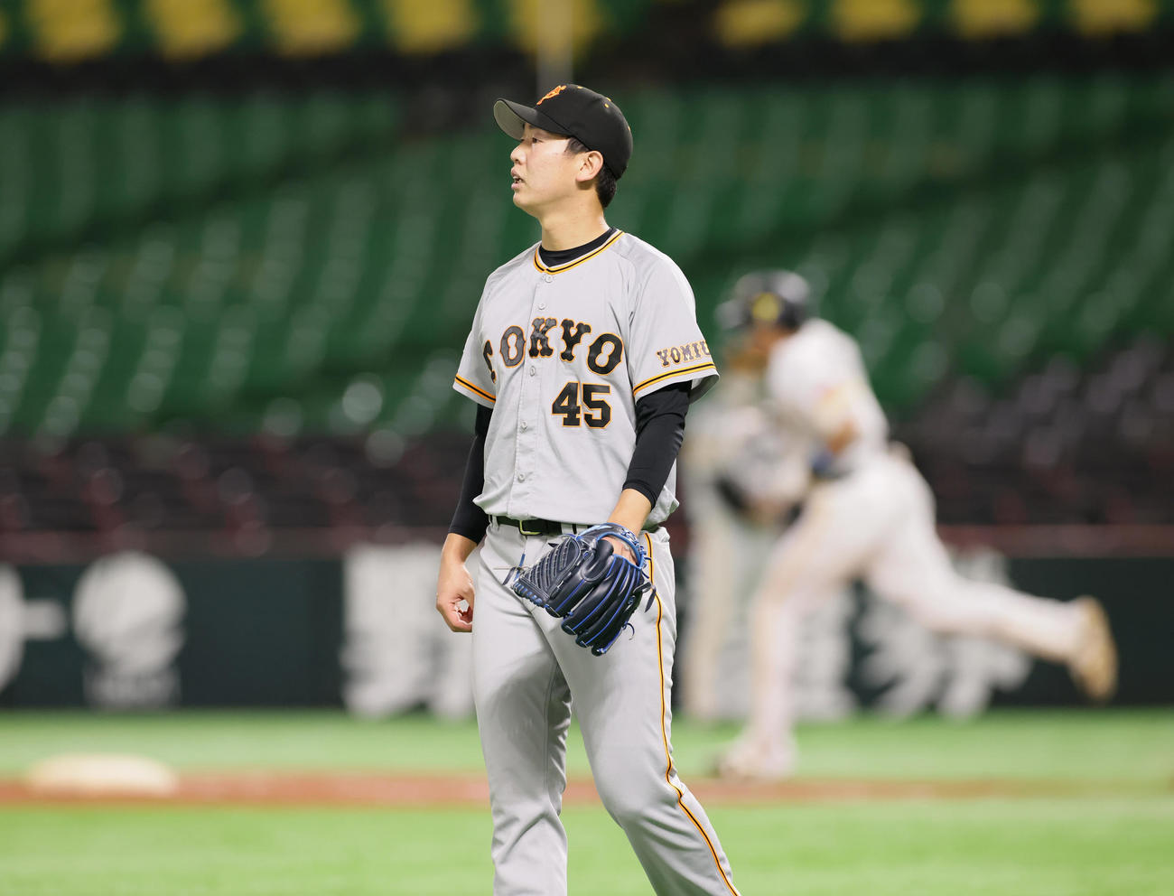 ソフトバンク対巨人　3回裏ソフトバンク2死二塁、柳田（後方）に左越え2点本塁打を浴びる畠（撮影・足立雅史）