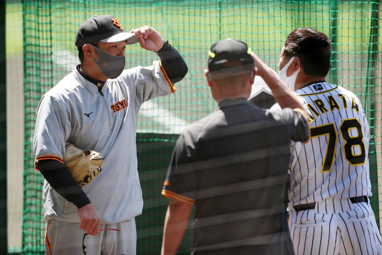 2軍交流戦阪神対巨人　平田監督（右）にあいさつする阿部監督（撮影・加藤哉）