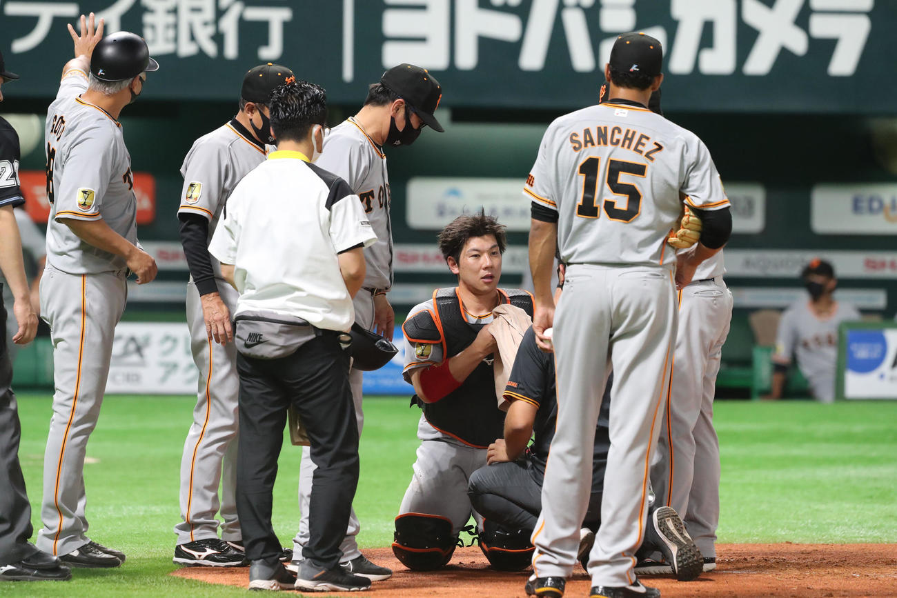 ソフトバンク対巨人　2回裏ソフトバンク2死、松田宣浩の2球目はファウル、折れたバットが炭谷銀次朗捕手に当たりしばらくうずくまる（撮影・梅根麻紀）