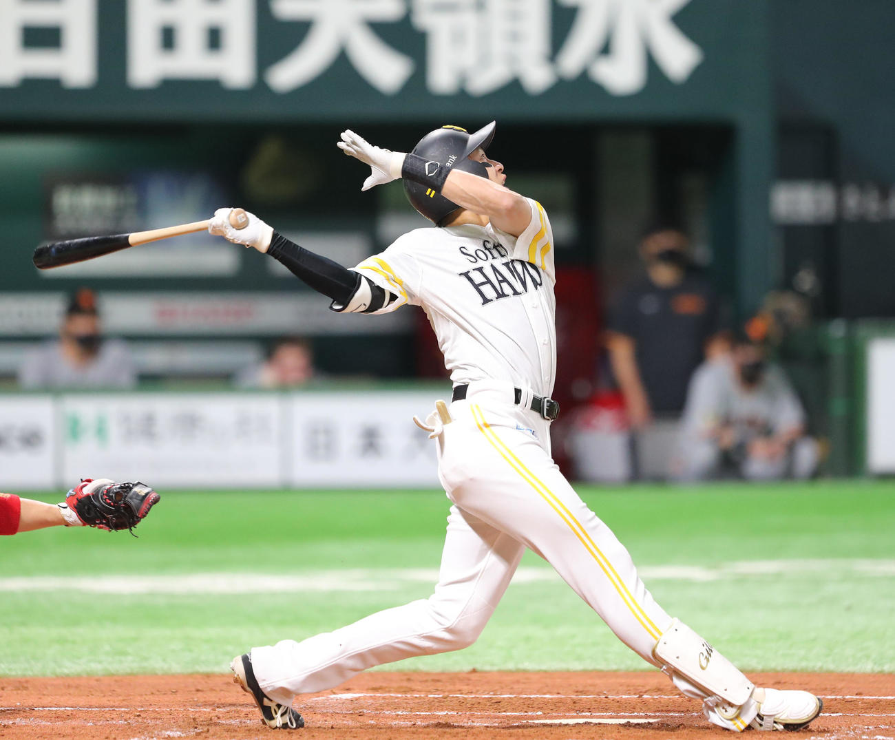 ソフトバンク対巨人　2回裏ソフトバンク無死、柳田悠岐は左越えに本塁打を放つ（撮影・梅根麻紀）