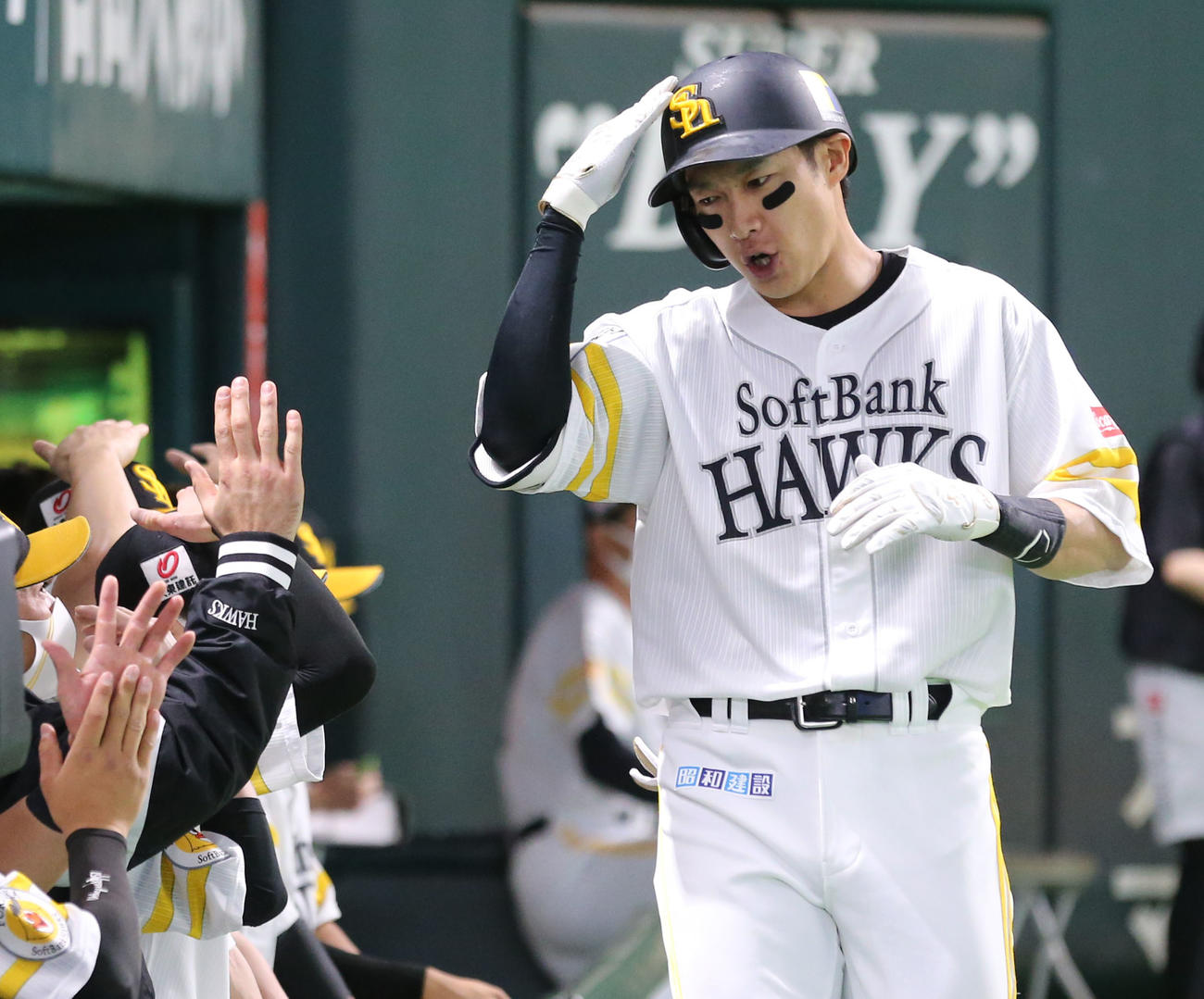 ソフトバンク対巨人　2回裏ソフトバンク無死、柳田悠岐は左越えに本塁打を放ちナインとハイタッチ（撮影・梅根麻紀）