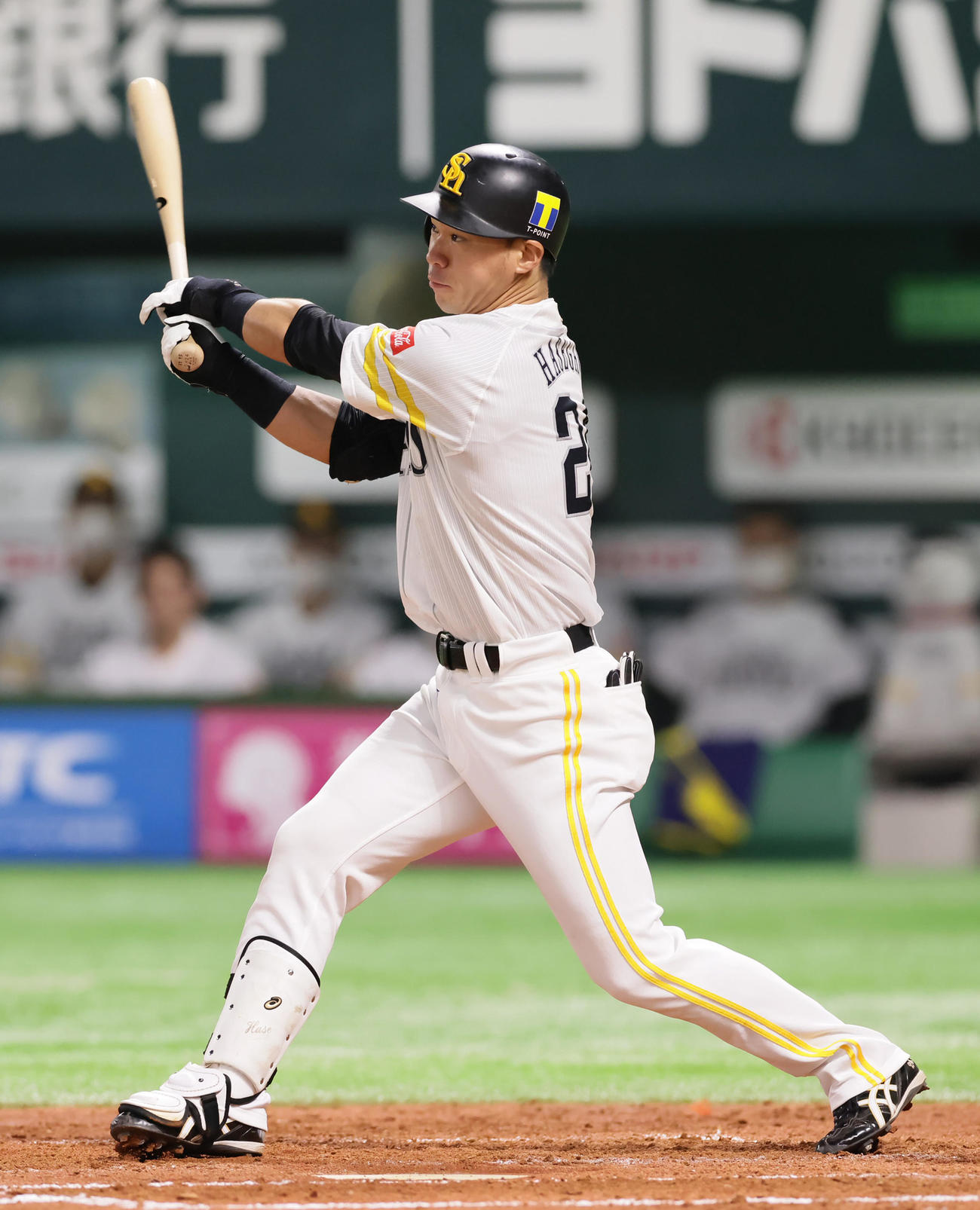 ソフトバンク対巨人　2回裏ソフトバンク無死、右中間へ本塁打を放つ長谷川（撮影・足立雅史）