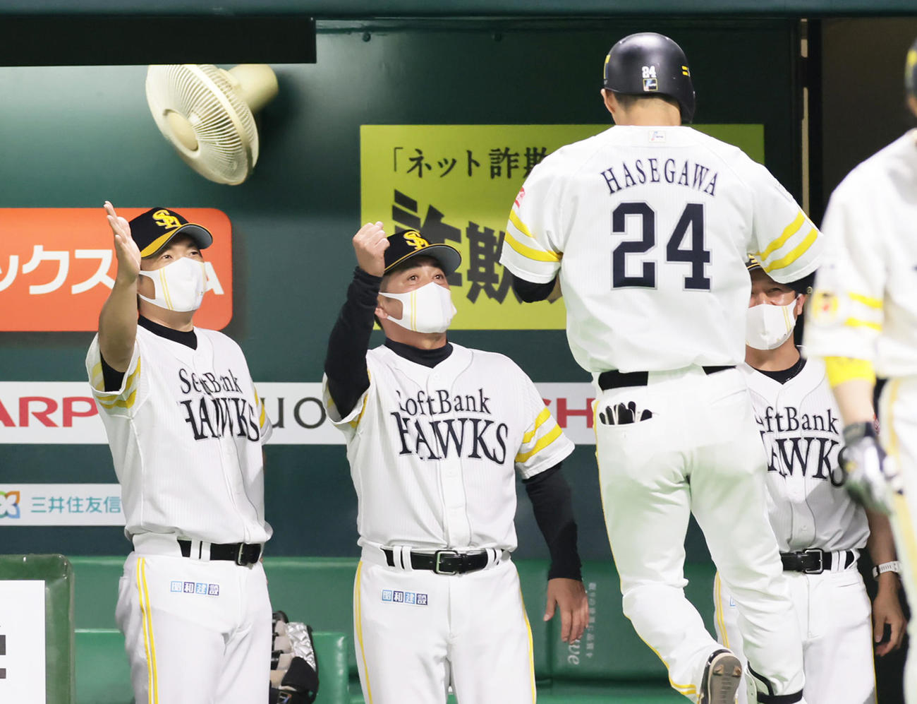 ソフトバンク対巨人　2回裏ソフトバンク無死、右中間へ本塁打を放った長谷川（右）をガッツポーズで迎える工藤監督（中央）（撮影・足立雅史）