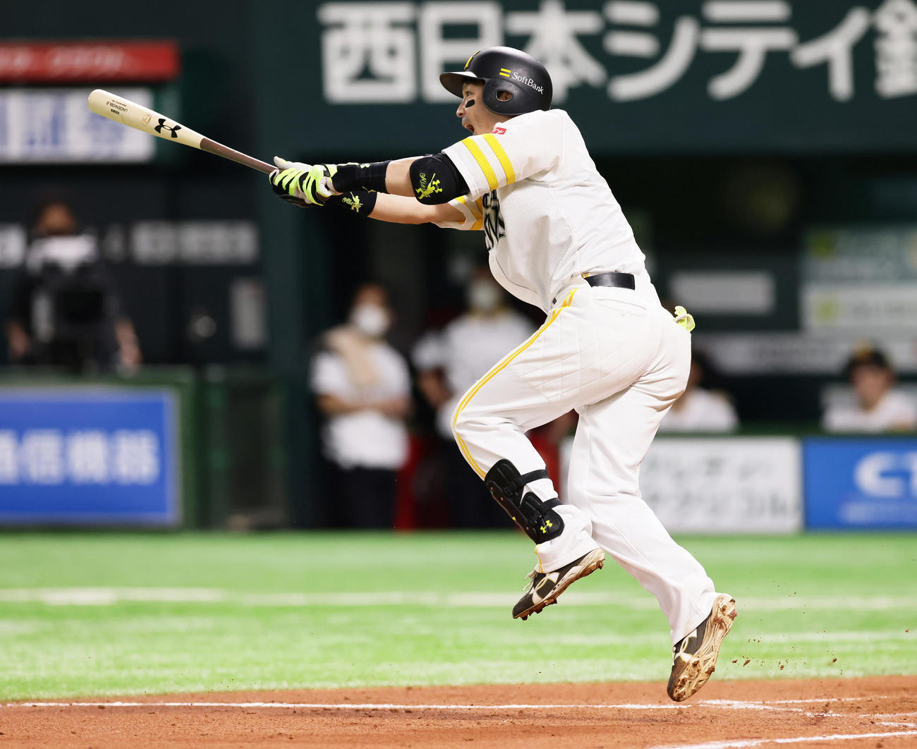 ソフトバンク対巨人　6回裏ソフトバンク1死、中越え本塁打を放つ松田（撮影・足立雅史）