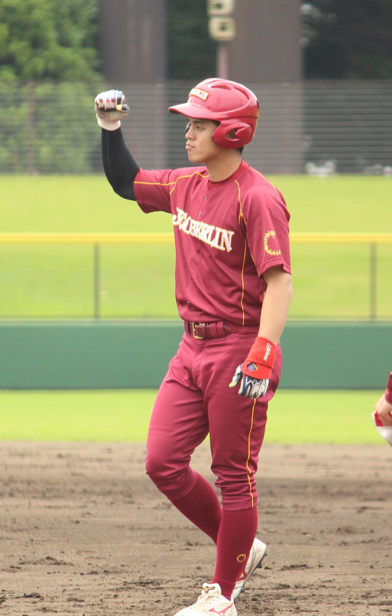 桜美林大対東海大　桜美林大2回表1死二、三塁、先制の適時打を放ちガッツポーズの長嶋（撮影・保坂恭子）