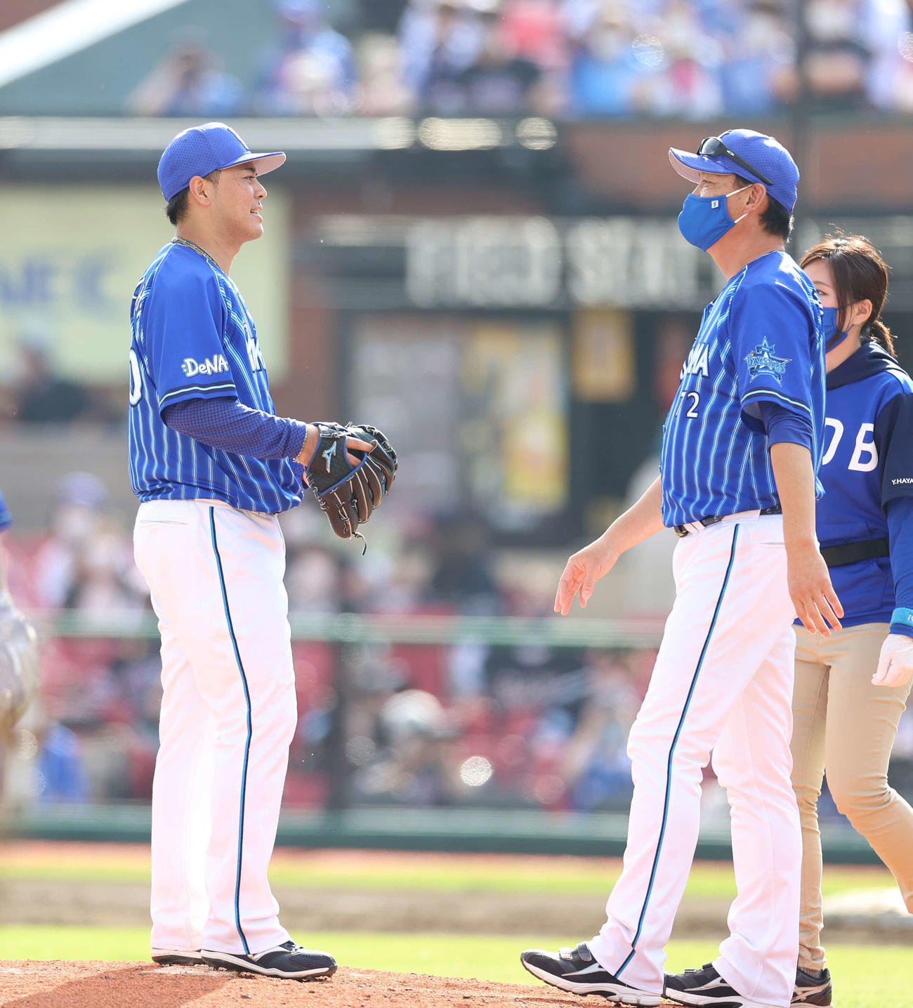 楽天対DeNA 7回裏楽天無死、岡島の打席で浜口（左）のもとへ川村コーチが駆け寄る（撮影・河野匠）
