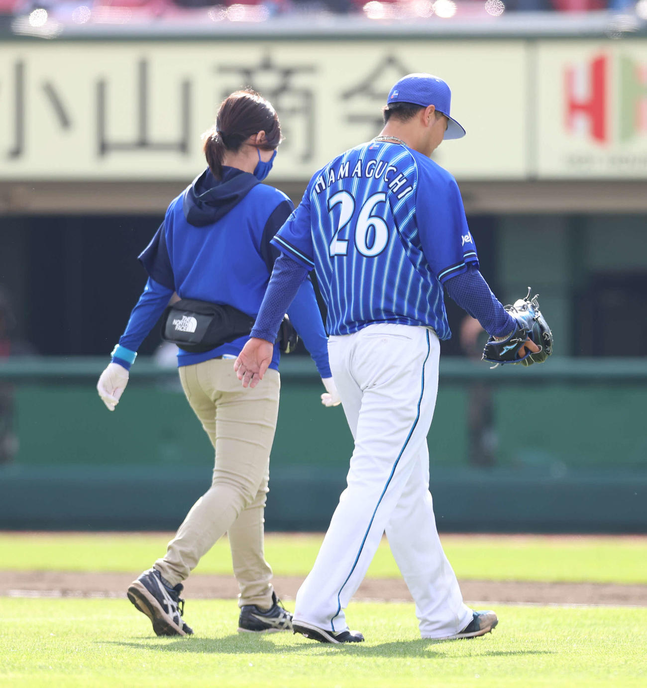 楽天対DeNA 7回裏楽天無死、治療のために引き揚げる浜口（右）（撮影・河野匠）
