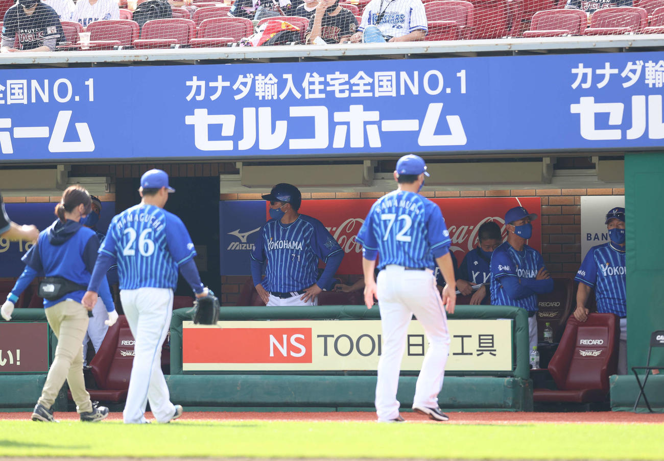 楽天対DeNA 7回裏楽天無死、治療のために引き揚げる浜口（左から2人目）を心配そうに見つめる三浦監督（右端）（撮影・河野匠）