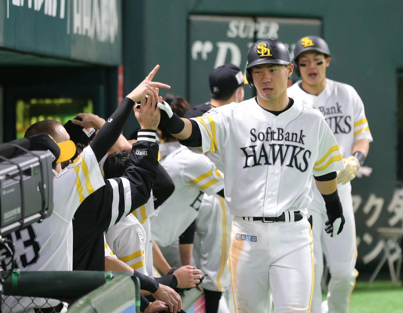 ソフトバンク対巨人　5回裏ソフトバンク2死一、二塁、長谷川勇也は右中間に3点本塁打を放ちナインとハイタッチ（撮影・梅根麻紀）