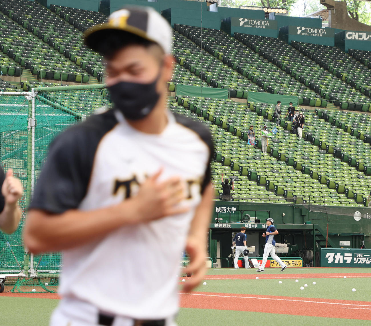 西武対阪神戦でのラジオ出演のためメットライフドームにやって来るももいろクローバーZの高城れに（奥左）と玉井詩織、手前は阪神佐藤輝明（撮影・清水貴仁）