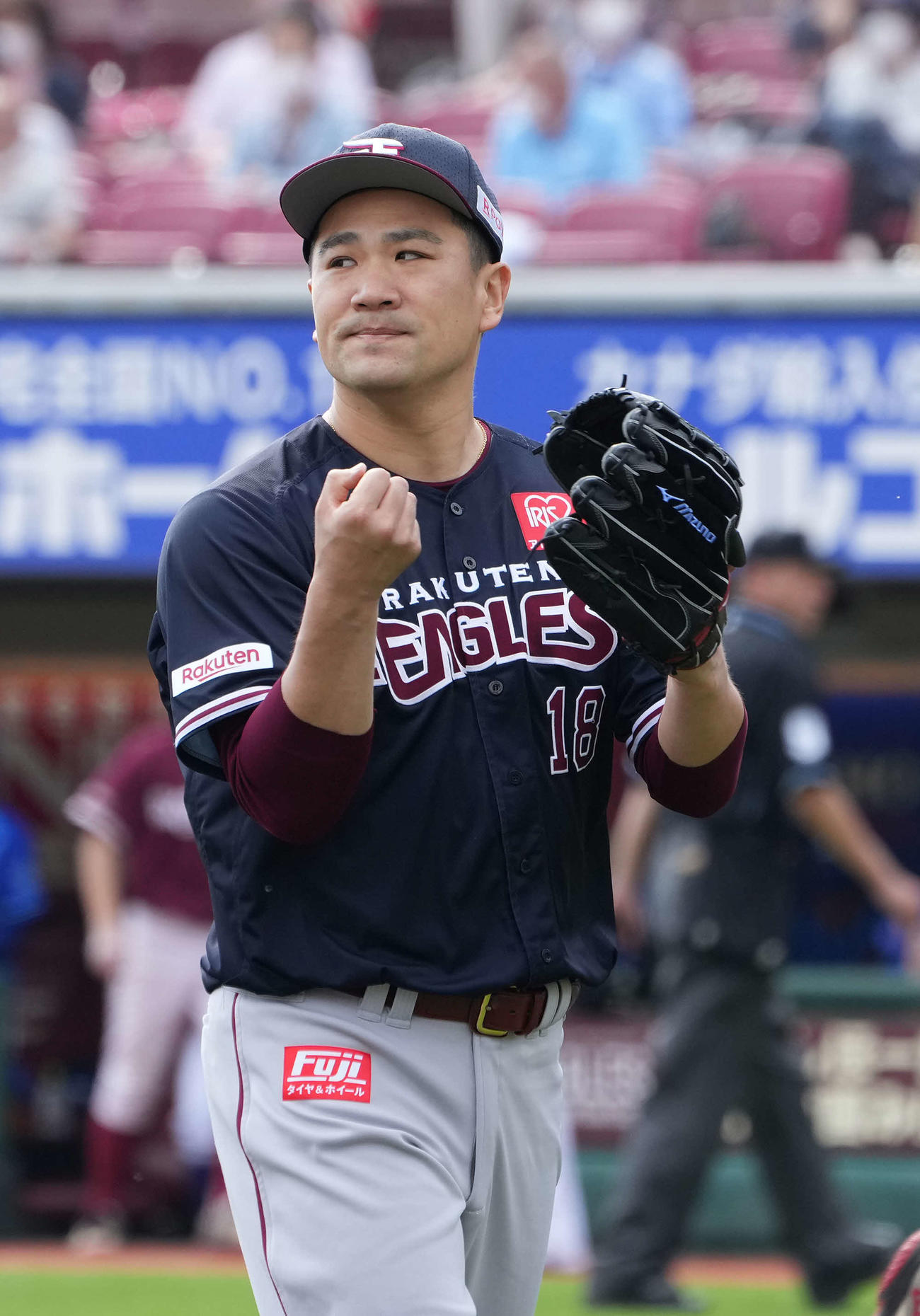 楽天対DeNA 5回表を抑え、グラブをたたきながら引き揚げる田中将（撮影・河野匠）