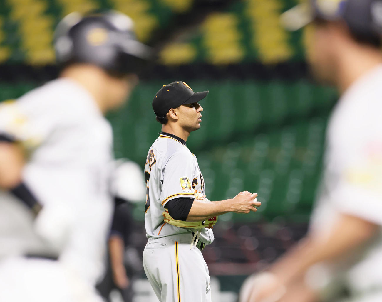 ソフトバンク対巨人　2回裏ソフトバンク無死、長谷川（左）に右中間へ本塁打を浴びるサンチェス（撮影・足立雅史）