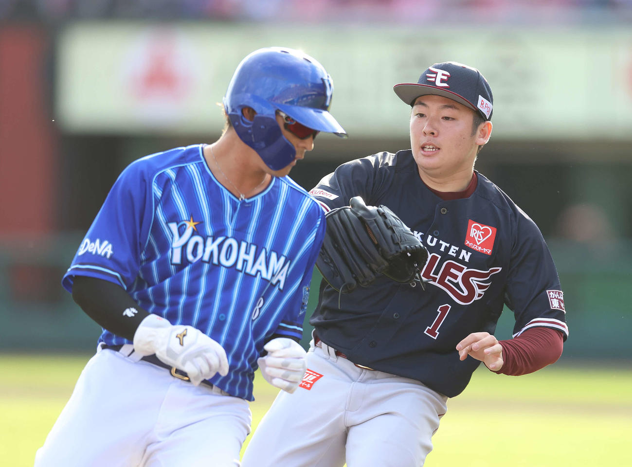 楽天対DeNA 9回表DeNA1死満塁、三塁走者の神里（左）は飛び出してしまい挟殺でアウトとなる。右は松井（撮影・河野匠）