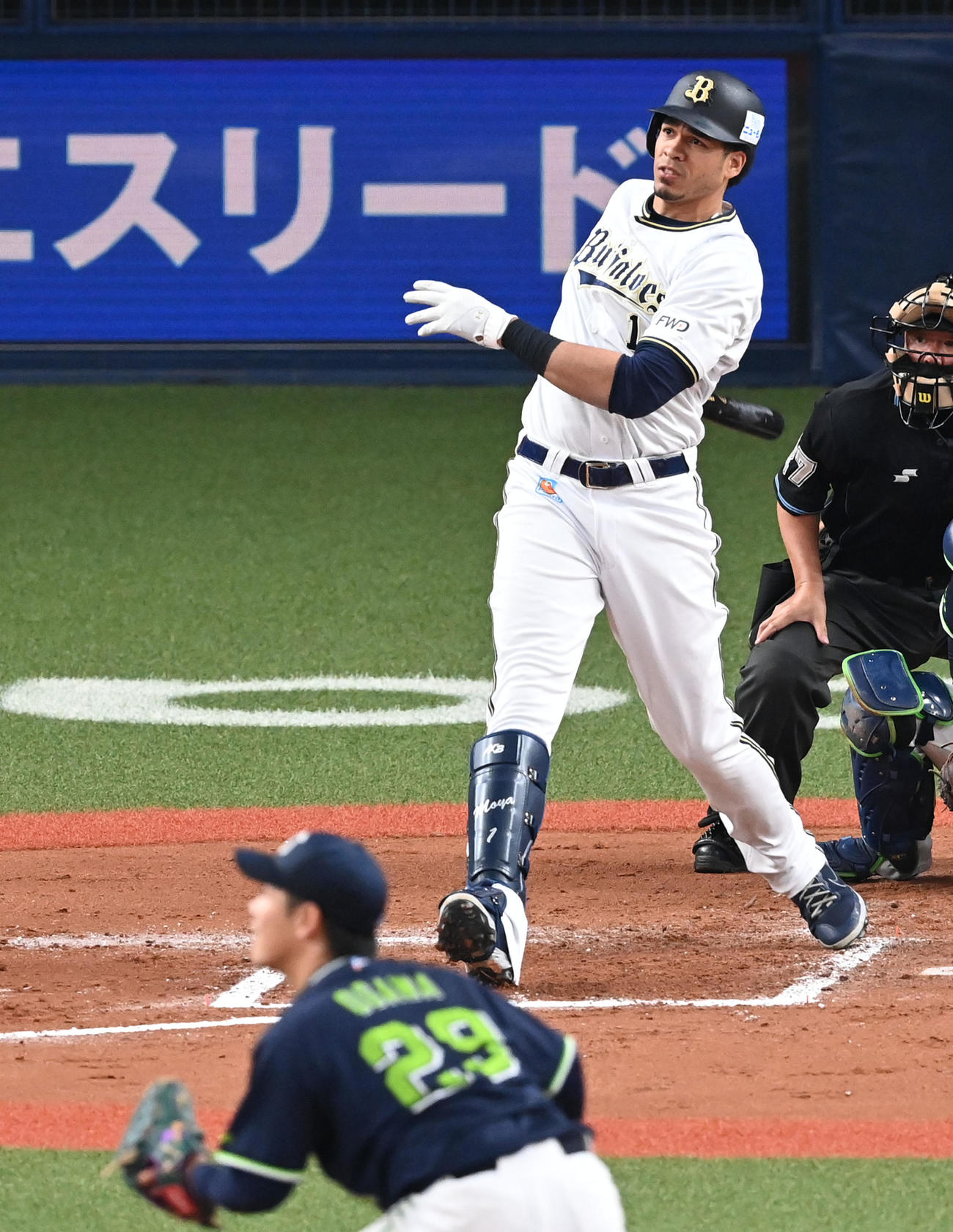 オリックス対ヤクルト2回戦　7回裏オリックス2死一、三塁、代打のスティーブン・モヤは右越え3点本塁打を放つ。投手小川泰弘（撮影・前岡正明）