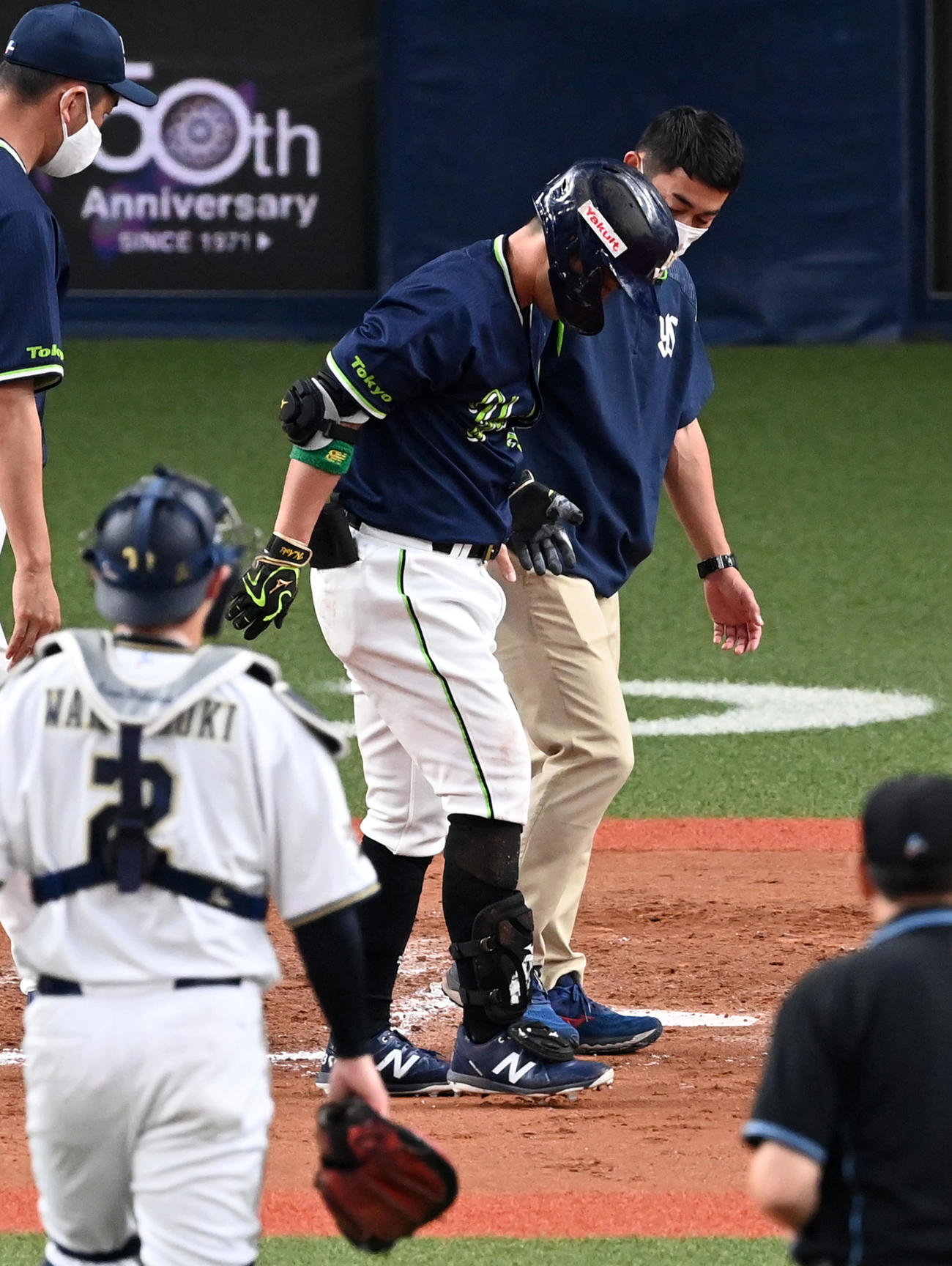 オリックス対ヤクルト　8回表ヤクルト無死、死球を受けた青木は交代する（撮影・前岡正明）