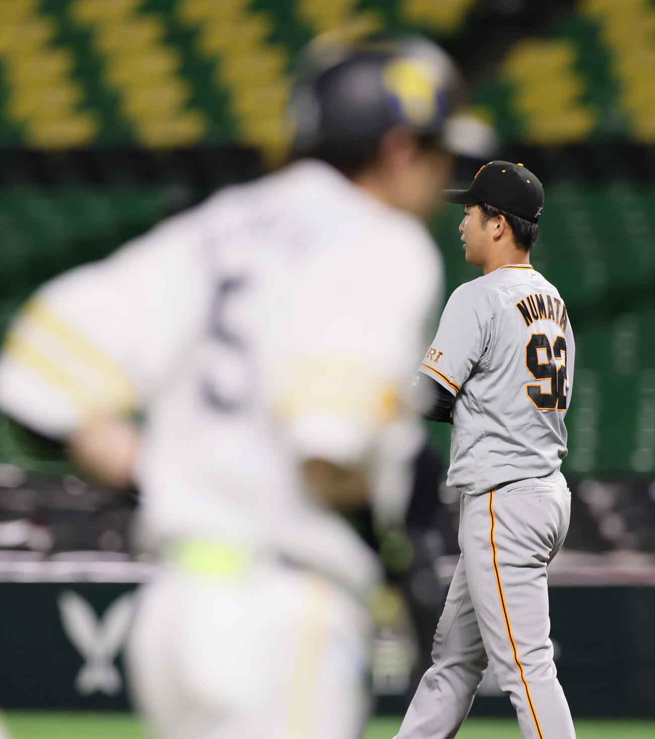 ソフトバンク対巨人　6回裏ソフトバンク1死、松田（左）に中越え本塁打を浴びた沼田（撮影・足立雅史）
