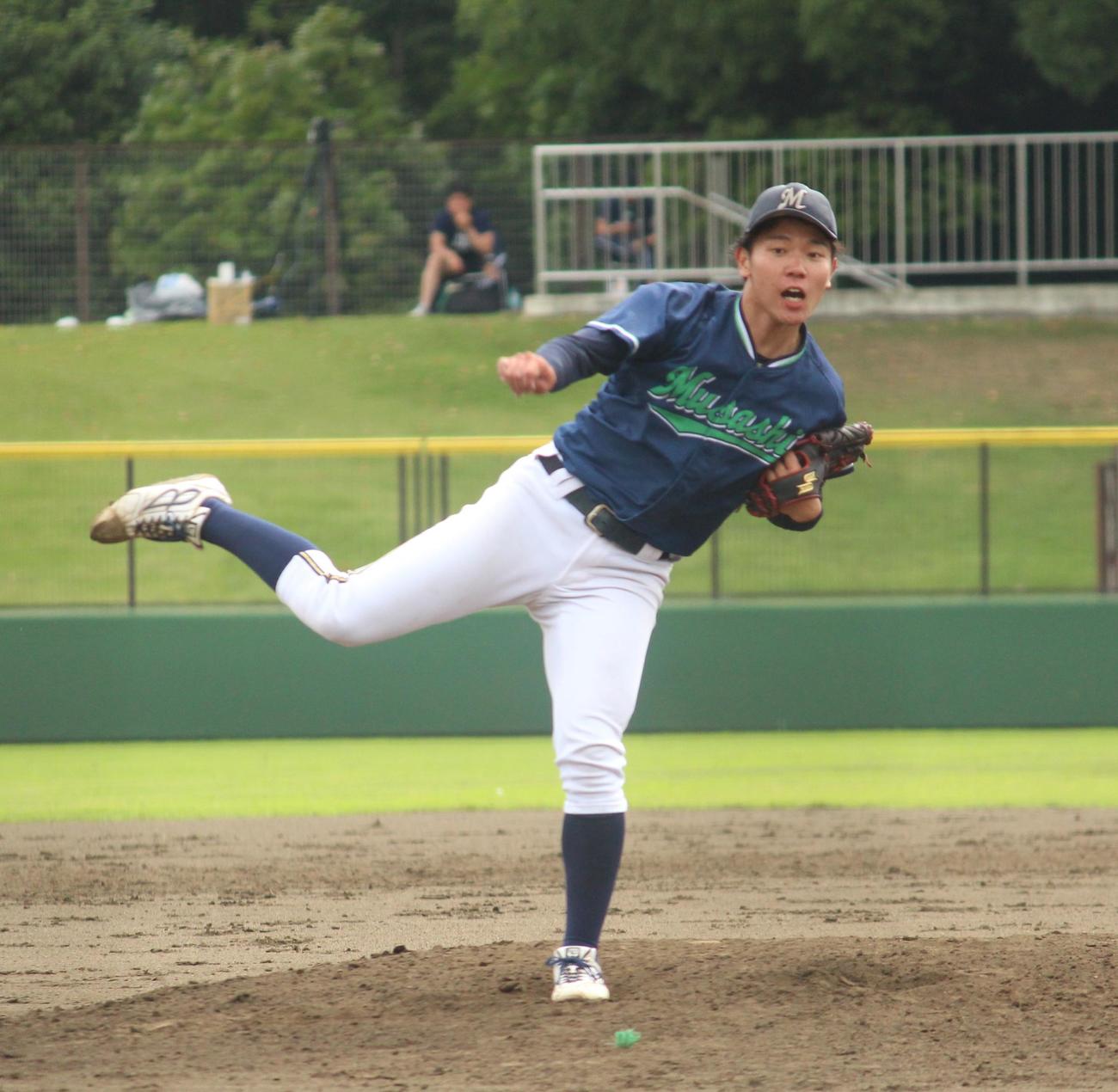 武蔵大対明星大　先発し力投する武蔵大・山内（撮影・保坂恭子）