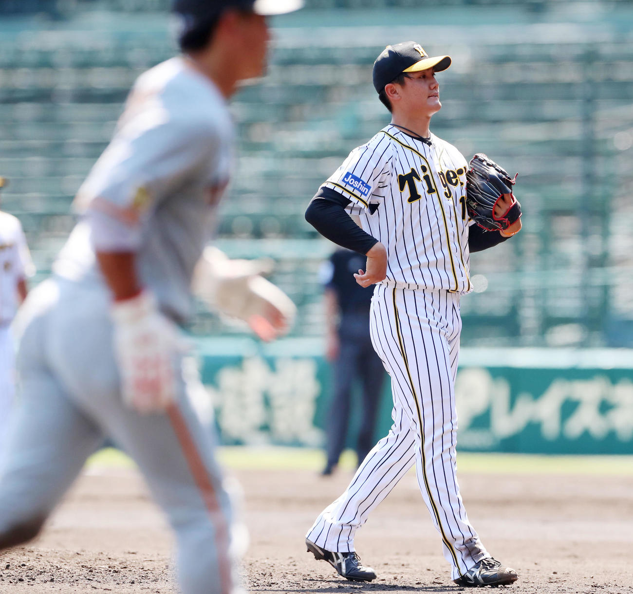 阪神対巨人　6回表巨人2死満塁、西純矢は八百板卓丸に押し出し四球を与え失点。左は生還する三塁走者小林誠司（撮影・加藤哉）