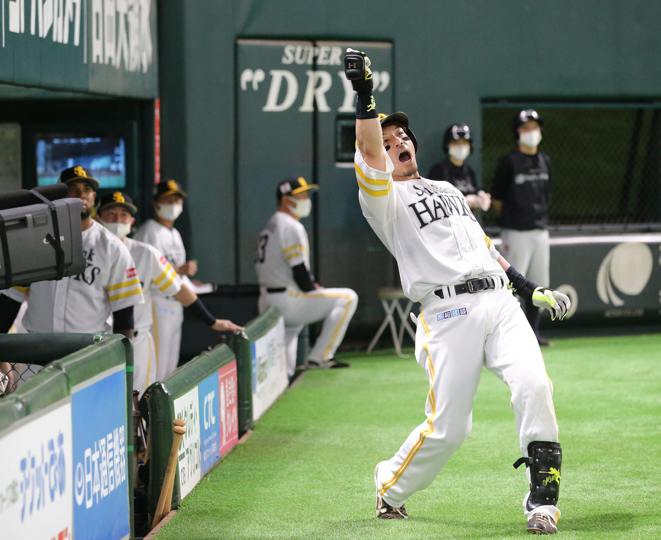 ソフトバンク対巨人　6回裏ソフトバンク1死、松田宣浩は中越えに本塁打を放ちポーズを決める（撮影・梅根麻紀）