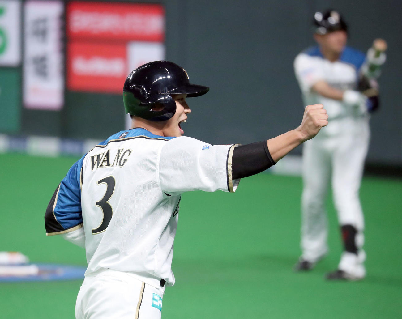 日本ハム対中日　6回裏日本ハム2死一、三塁、王柏融は同点となる適時二塁打を放ちガッツポーズをしながらベンチに戻る（撮影・佐藤翔太）