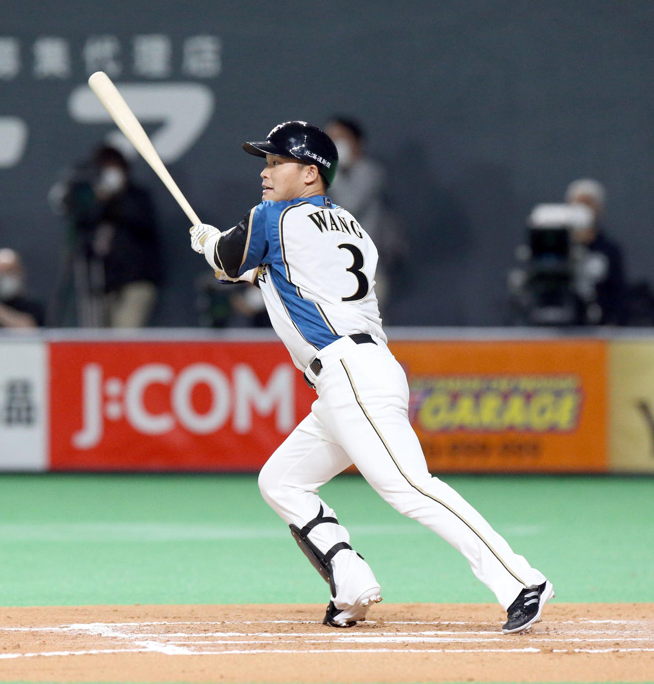 日本ハム対中日　6回裏日本ハム2死一、三塁、王柏融は同点となる適時二塁打を放つ（撮影・佐藤翔太）