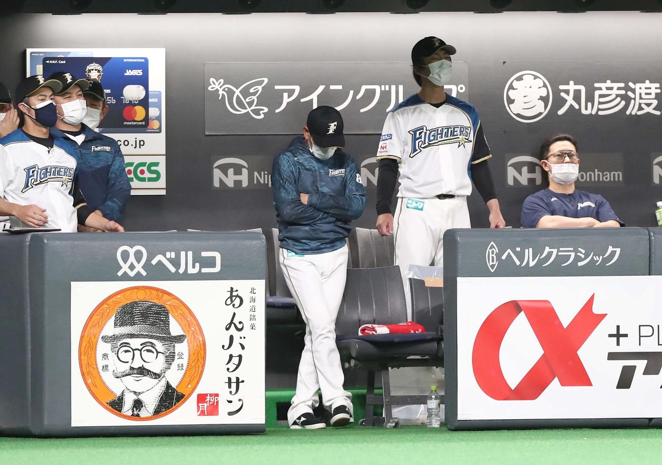日本ハム対中日　ベンチでうつむく栗山監督（中央）（撮影・黒川智章）
