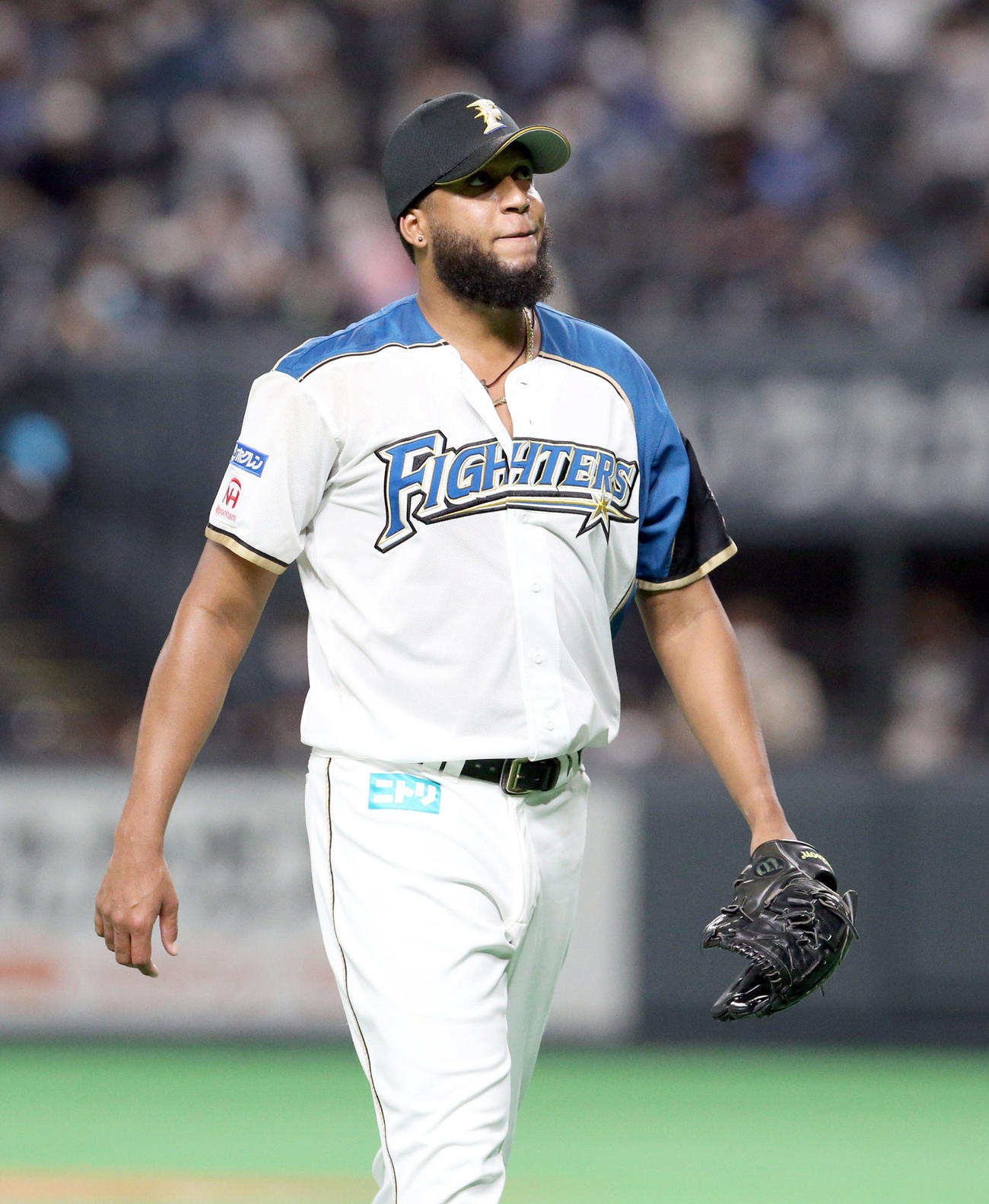 日本ハム対中日　勝ち越しを許しベンチに戻る日本ハム・B・ロドリゲス（撮影・佐藤翔太）