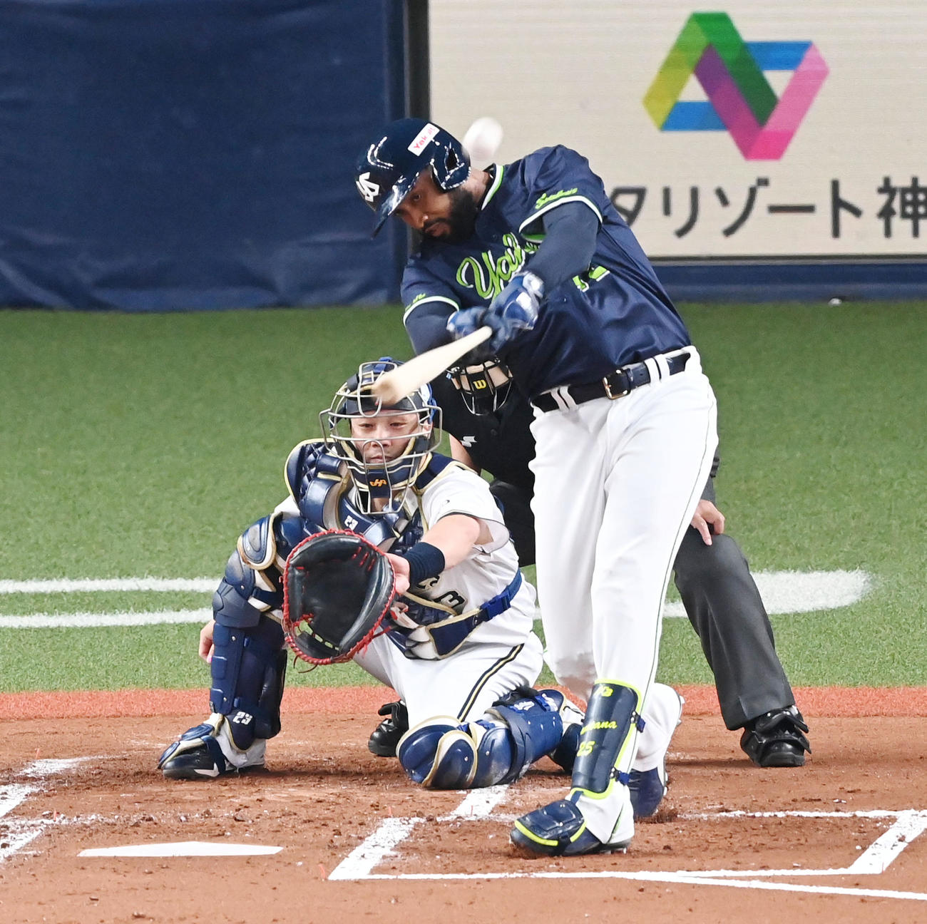 オリックス対ヤクルト　2回表ヤクルト無死、サンタナは左越え本塁打を放つ（撮影・前岡正明）