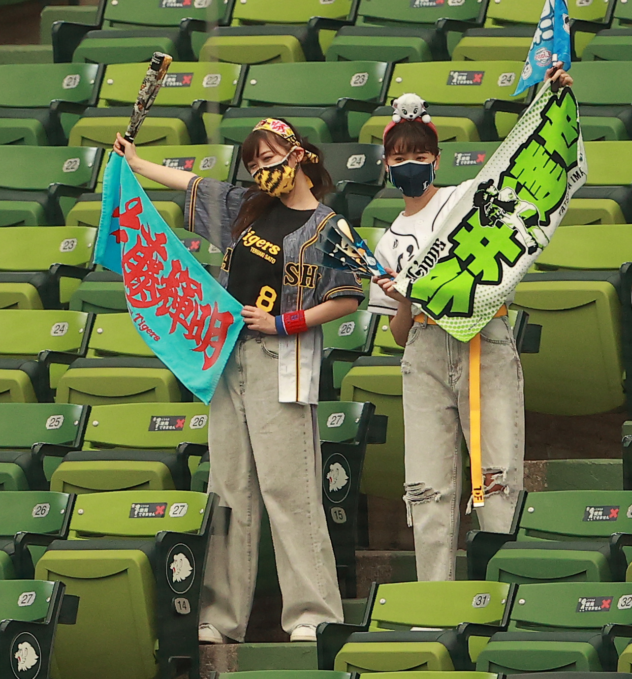 西武対阪神　ニッポン放送ショウアップナイターのゲストとして球場を訪れたももいろクローバーZの高城れには阪神佐藤輝の、玉井詩織は西武今井達のタオルを手にエールを送る（撮影・野上伸悟）