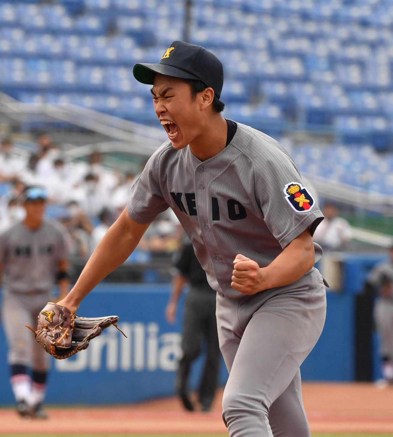 8回裏早大2死満塁、熊田を二塁ゴロに仕留めガッツポーズする生井（撮影・柴田隆二）