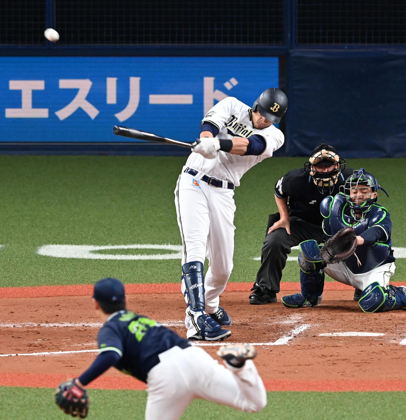 オリックス対ヤクルト2回戦　7回裏オリックス2死一、三塁、代打のスティーブン・モヤは右越え3点本塁打を放つ。投手小川泰弘（撮影・前岡正明）