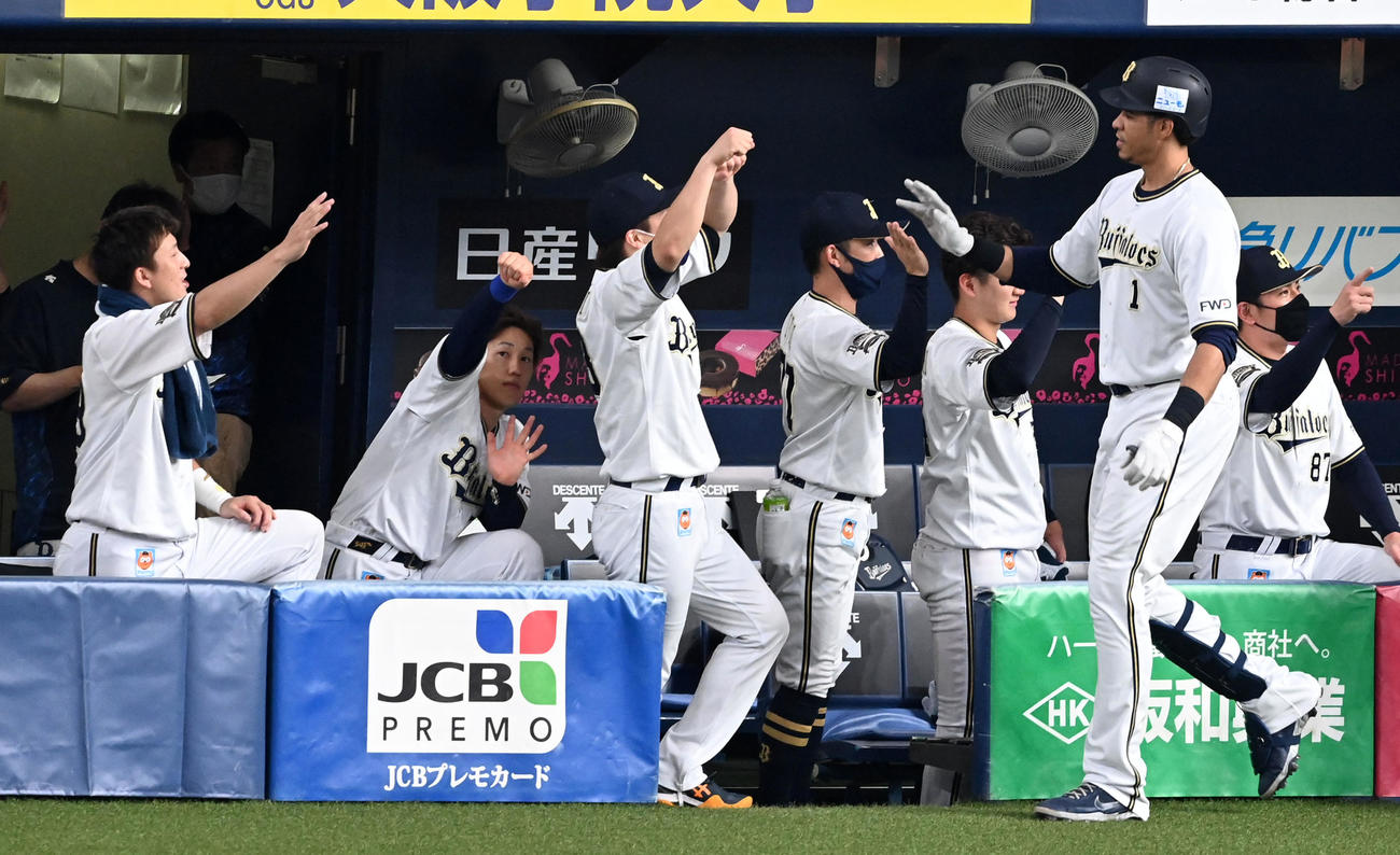 オリックス対ヤクルト2回戦　7回裏オリックス2死一、三塁、代打のスティーブン・モヤは右越え3点本塁打を放ちナインの祝福を受ける（撮影・前岡正明）