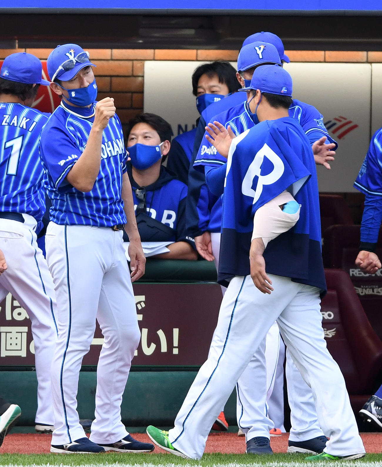 楽天対DeNA　試合を終えDeNA浜口（右）とタッチを交わす三浦監督（撮影・横山健太）