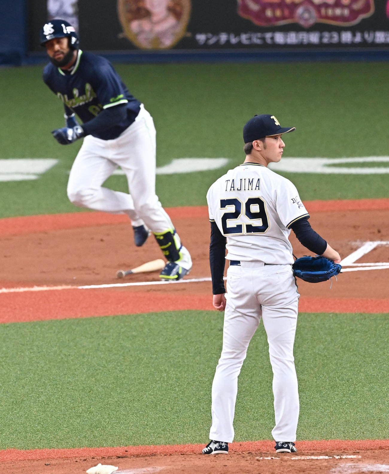 オリックス対ヤクルト　2回表ヤクルト無死、サンタナに左越え本塁打を打たれた田嶋（撮影・前岡正明）