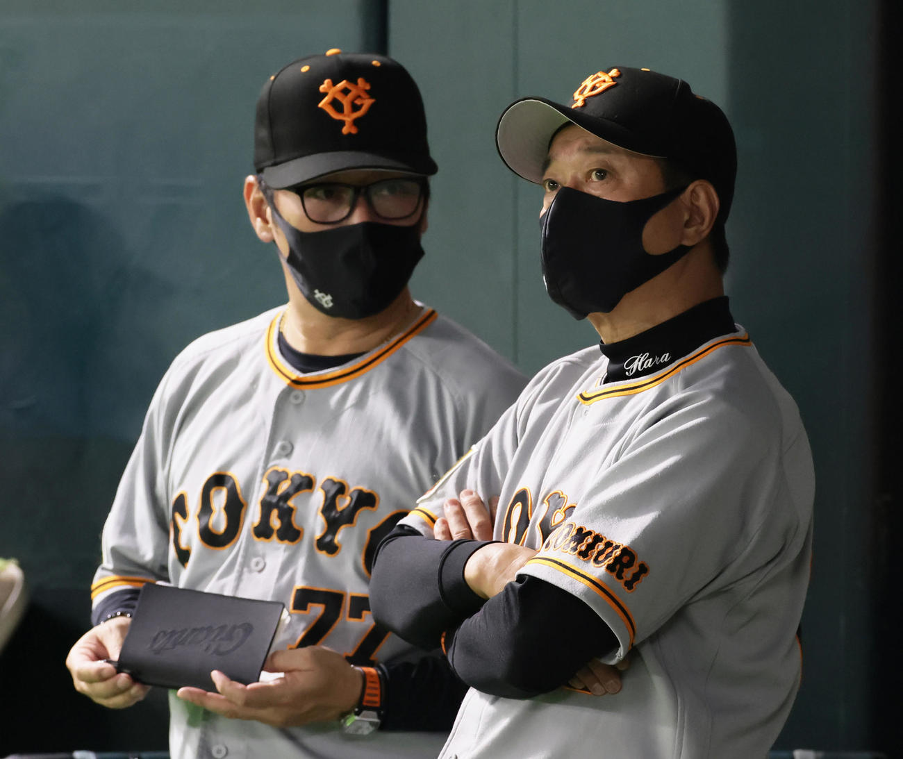 ソフトバンク対巨人　厳しい表情で試合を見つめる巨人の原監督（右）と元木コーチ（撮影・足立雅史）