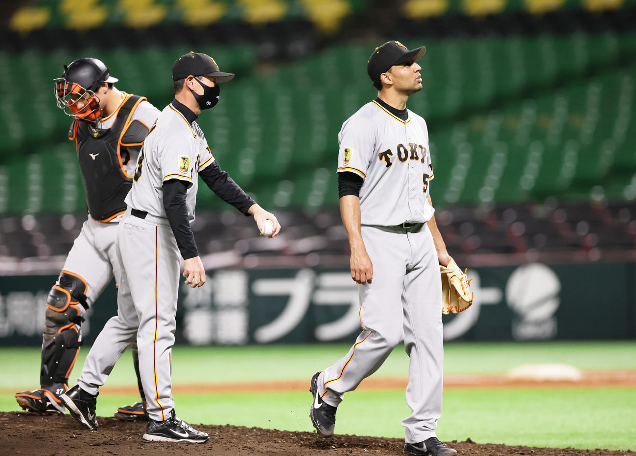 ソフトバンク対巨人　5回途中7失点で降板する巨人サンチェス（右）（撮影・足立雅史）