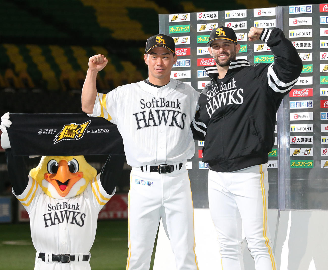 ソフトバンク対巨人　ヒーローになった長谷川勇也とマルティネスはガッツポーズ（撮影・梅根麻紀）