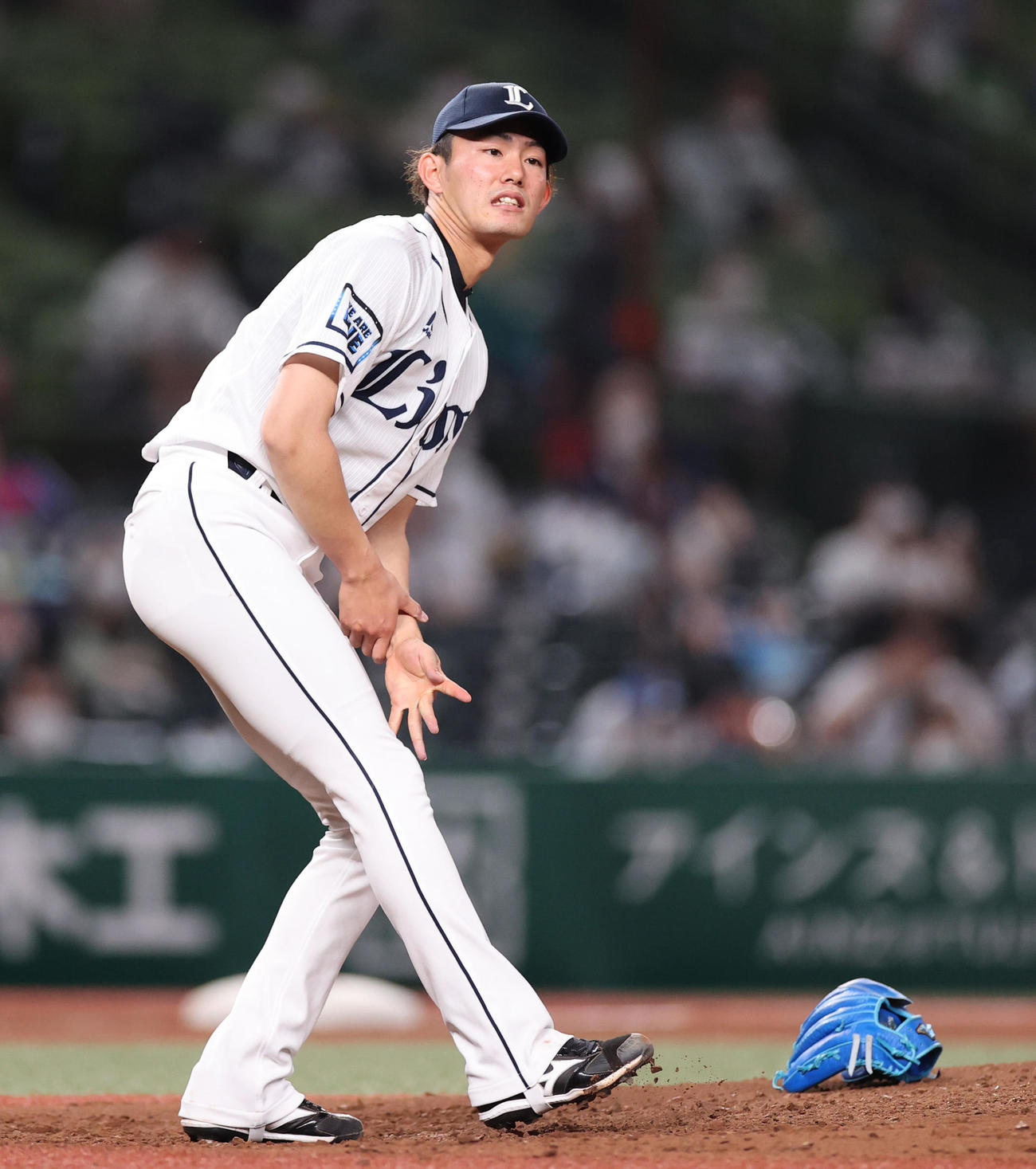 6回表阪神無死、近本のピッチャー返しを左手首に当て痛がる今井（撮影・清水貴仁）