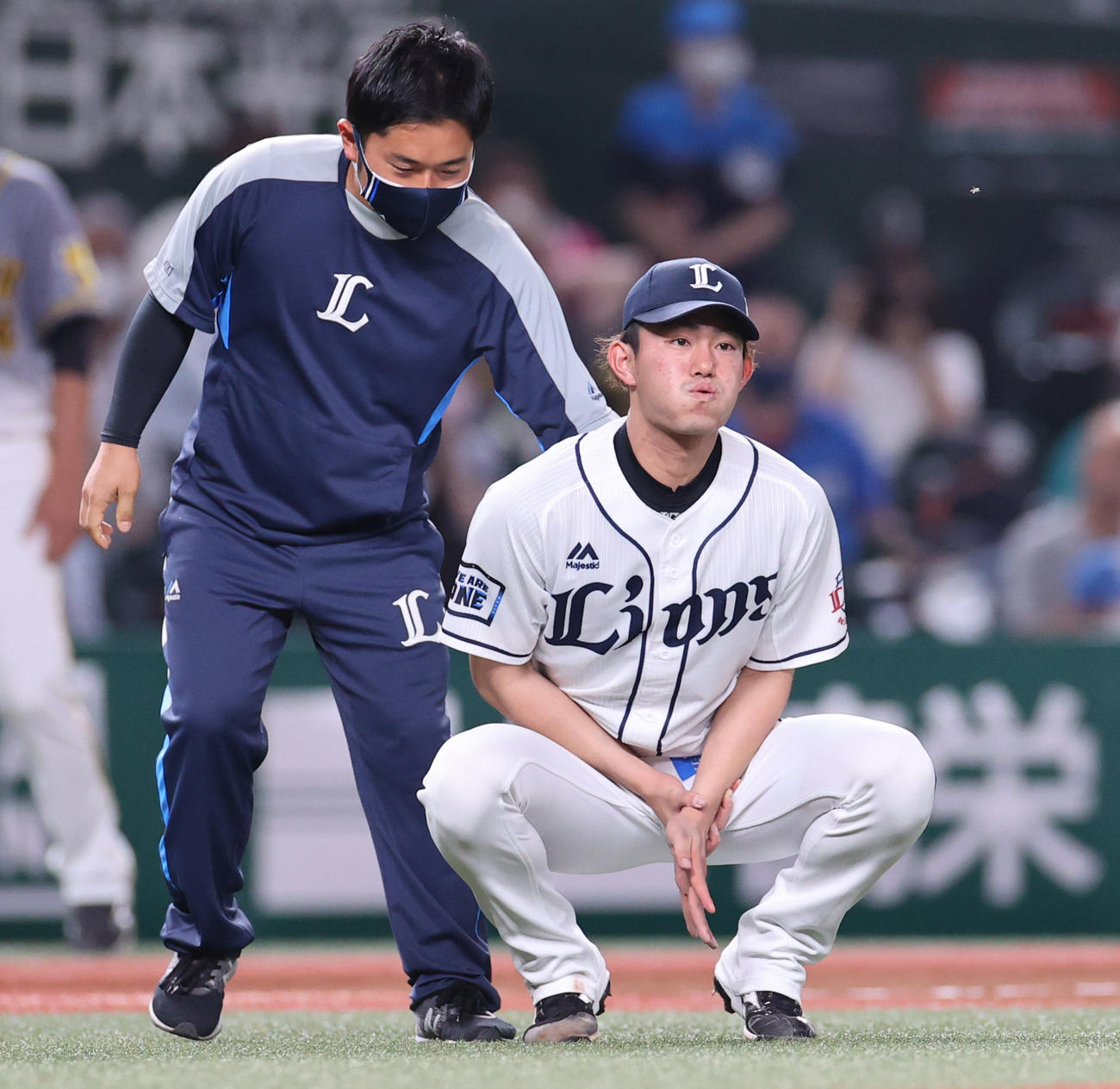 6回表阪神無死、近本のピッチャー返しを左手首に当て痛がる今井（撮影・清水貴仁）