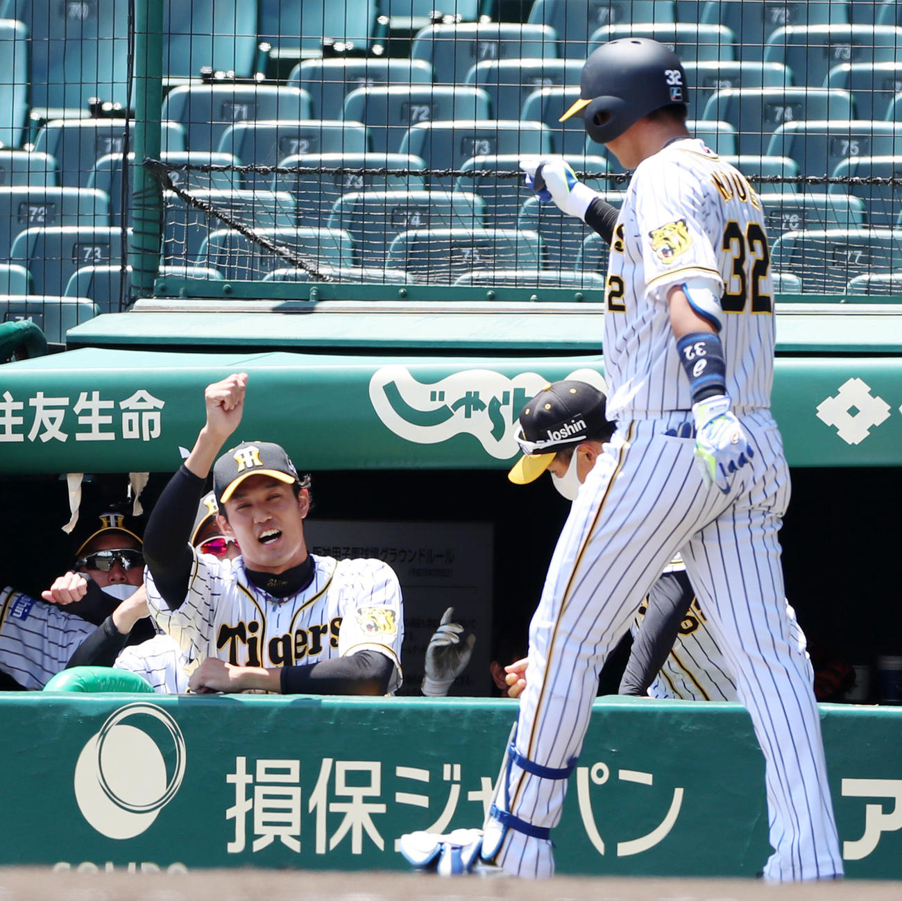 2回裏阪神無死、井上は左越え本塁打を放ちベンチの藤浪（左）からエアタッチでお出迎え（撮影・加藤哉）